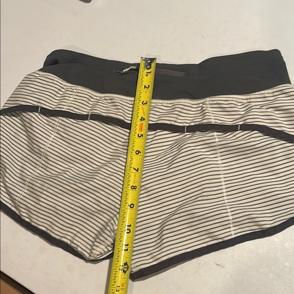 RARE Lululemon Speed Shorts Reflective Hyper Stripe Angel Wing Soot Light Size 2 - Picture 8 of 9